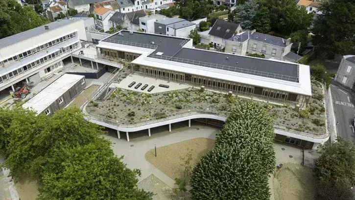 La cour de l'école Fellonneau a été végétalisée et retravaillée pour être plus accessible et égalitaire. © Valéry Joncheray pour Nantes Métropole.