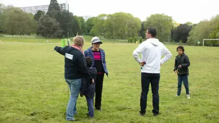 À l'occasion des 48 h de l'agriculture urbaine, les volontaires ont retroussé leurs manches pour baliser l'emprise de la future ferme, soit plus d'un hectare. © Ludovic Failler pour Nantes Métropole