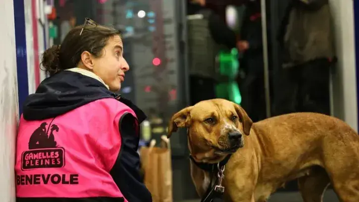 Une bénévole de l'association en maraude ©Romain Boulanger