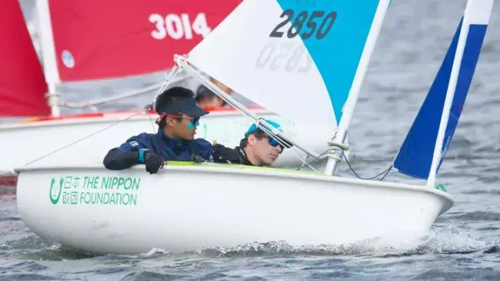 Gauthier Bril (à gauche) a décroché la médaille d'argent en solitaire et la médaille de bronze en double au championnat du monde de paravoile organisé en octobre 2022 au Japon. © Adamo Aono / 2022 Hansa World Hiroshima.