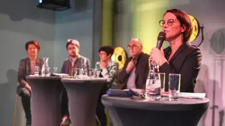 Comment fabriquer la métropole de demain ? C'est l'enjeu de ce grand débat lancé le 6 mars 2023 aux halles 1 et 2 sur l'île de Nantes par Johanna Rolland, maire de Nantes et présidente de Nantes Métropole, accompagnée par les 4 élus pilotes : Pascal Pras,