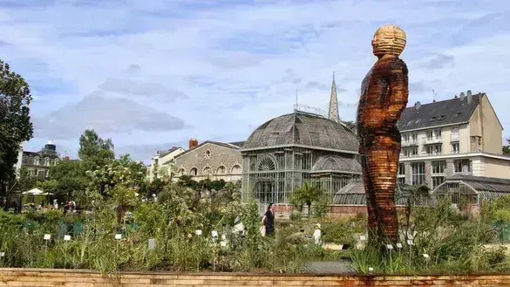 La statue de « L'homme de bois », œuvre permanente du Voyage à Nantes au Jardin des plantes. © Romain Boulanger