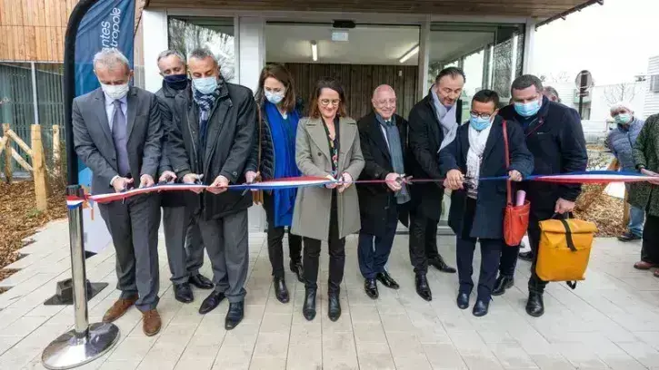 Johanna Rolland, maire de Nantes, et Bertrand Affilé, maire de Saint-Herblain, ont inauguré la maison de santé jeudi 10 mars en compagnie d'élus et d'acteurs locaux. © Thierry Mezerette