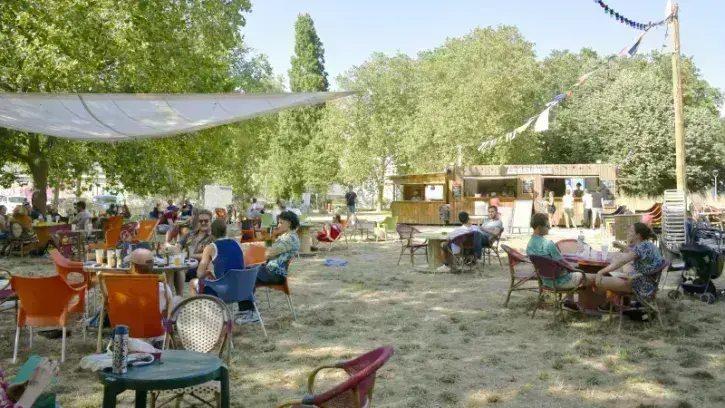 La Cambuse, la guinguette de " Rêver-Sèvre " à Pirmil propose tout l'été une scène ouverte, des événements et une terrasse. © Rodolphe Delaroque / Nantes Métropole.