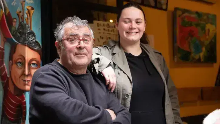 "Lolo", ex-patron de la Perle et Cora, la nouvelle responsable du bar