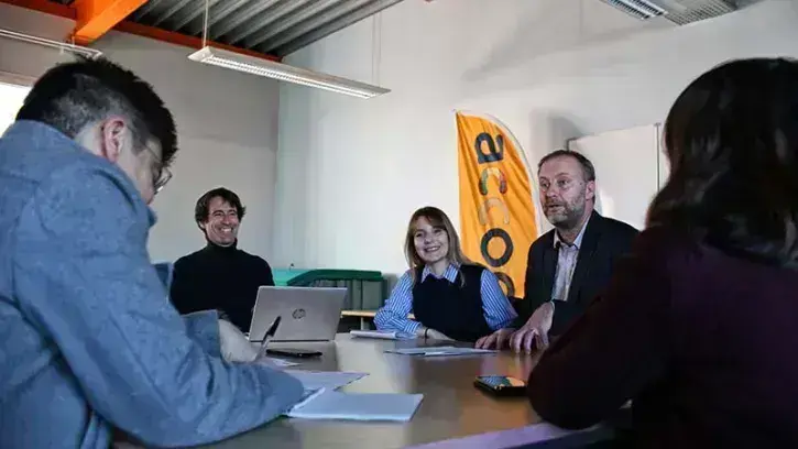 Pauline Langlois, élue à la jeunesse de la Ville de Nantes, entourée de Julien Coué, directeur de la Maison des ados (à gauche) et de Nicolas Oudaert, président de la Maison des ados (à droite). © Romain Boulanger pour Nantes Métropole