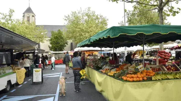 Commerçants et clients retrouvent la place des Tonneliers pour le marché hebdomadaire. Crédit : Rodolphe Delaroque pour Nantes Métropole.