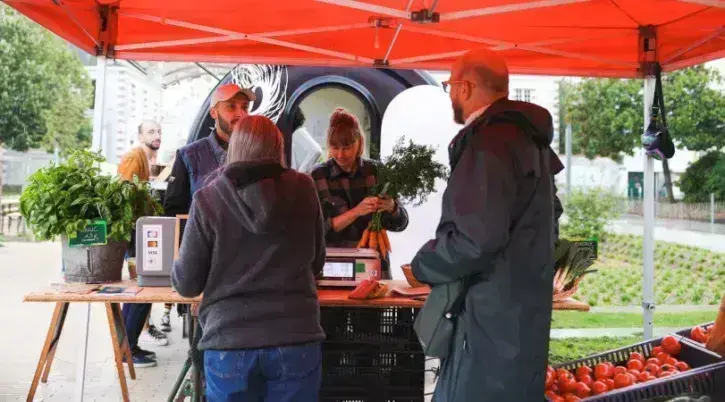 La place du 51e-Régiment-d'Artillerie accueille chaque jeudi soir, le marché de la Caserne, avec une quinzaine d'étals de produits locaux, paysans et artisanaux © Garance Wester pour Nantes Métropole.