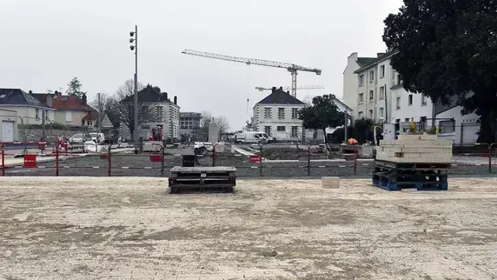 Partout où c'est possible, la Ville végétalise. Devant l'ancienne caserne Mellinet en pleine mutation, la place du 51e Régiment d'artillerie, parking bitumé, a changé de visage en 2023. La réduction de la place dédiée à la voiture a permis de créer 1000 m