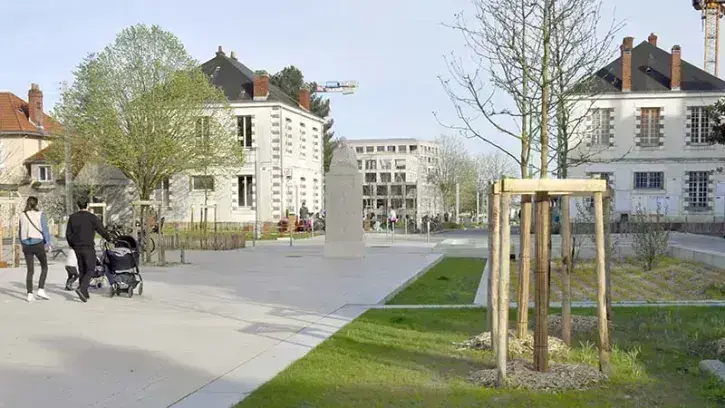 La réduction de la place dédiée à la voiture a permis de créer 1000 m2 d'espaces végétalisés et de planter 23 arbres (tulipiers, tilleuls, érables…), offrant ombre et fraîcheur en été. © Rodolphe Delaroque