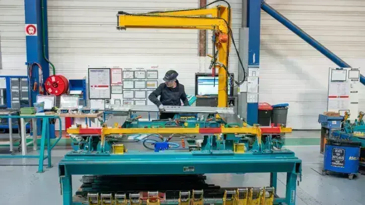 C'est à Aytré, sur un site rochelais d'Alstom, que les équipes fabriquent et assemblent les futures rames. Difficile d'imaginer, dans l'atelier chaudronnerie, que ces profils aluminium deviendront des tramways à part entière ! © Patrick Garçon