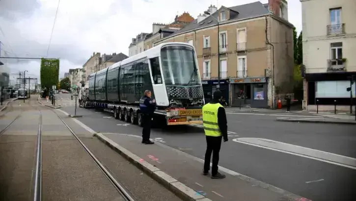 La première rame du nouveau tramway manœuvre près du Cetex de Dalby. © Romain Boulanger