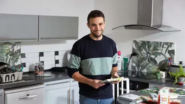 Yoann Mazza, 27 ans, vit en couple à Nantes et travaille comme développeur informatique. Il est devenu vegan  il y a sept ans. © Christiane Blanchard pour Nantes Métropole