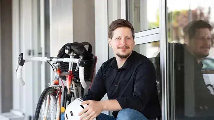 Pierrick Rogé rejoint chaque jour à vélo son cabinet de juristes. © Christiane Blanchard pour Nantes Métropole