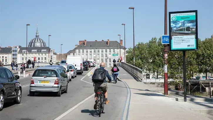 La qualité de l'air affichée en temps réel au pied du pont Anne-de-Bretagne. © Céline Jacq