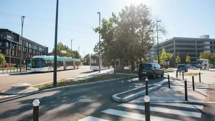Moyen économique et pratique pour éviter les bouchons : laisser sa voiture dans l'un des parkings-relais implantés aux portes de Nantes et à proximité des sorties du périphérique, pour terminer son trajet en bus, en tram, en navibus ou à vélo. © Céline Ja