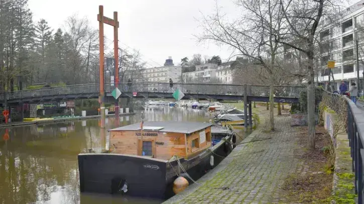 La passerelle d'accès à l'île de Versailles par la rive droite de l'Erdre est fermée de février à mai 2025, le temps de rénover cet ouvrage piéton construit en 1987. © Rodolphe Delaroque