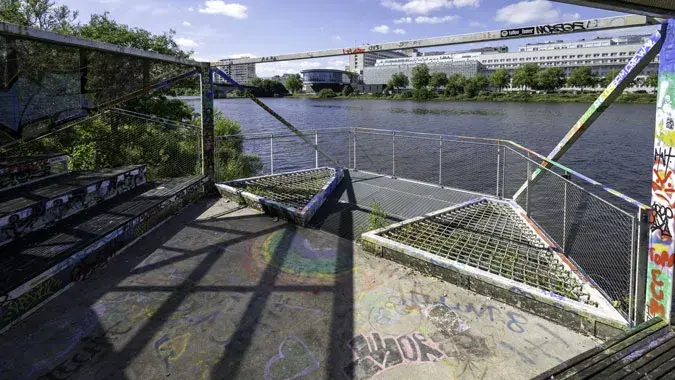 Créée en 2018, la Pêcherie est une création unique et originale conçue dans le cadre du projet d’aménagement des berges nord de l’île de Nantes. Libre d’accès, cet espace atypique de 40 m², construit au plus près de l’eau, offre un point de vue remarquabl