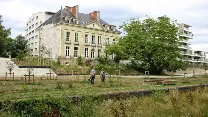 Une prairie plantée de 34 arbres fruitiers a été aménagée dans la partie basse de l'ancien domaine de la Persagotière. © Romain Boulanger
