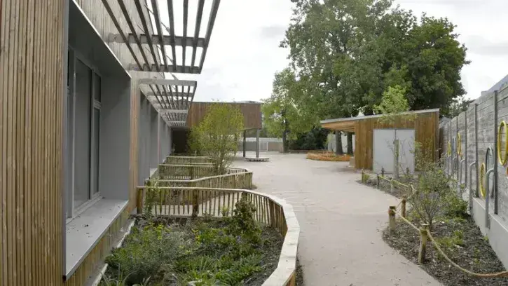 Le groupe scolaire Lucie Aubrac s'agrandit pour augmenter ses capacités d'accueil : de 12 à 16 classes pour l'élémentaire et de 6 à 8 classes pour la maternelle. Le chantier a été engagé fin 2021, les locaux de la maternelle ont été livrés en avril 2023.