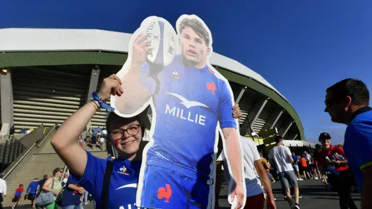 Ambiance. Joue-la comme Dupont ! Le demi de mêlée des Bleus, élu meilleur joueur du monde en 2022, est l'un des chouchous des supporters. Il était au repos pour ce match. © Marc Roger