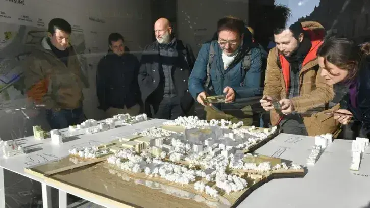 Maquettes, plans et images de synthèse permettent de se projeter  dans le futur quartier de la Basse-Île. © Rodolphe Delaroque