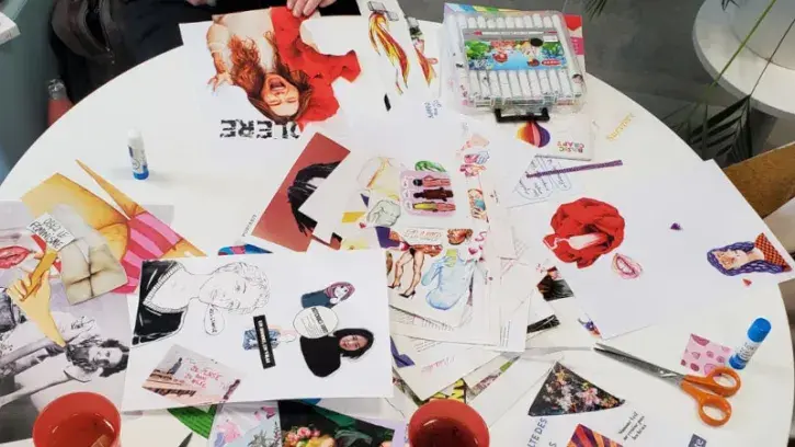 Les apprenties journalistes se réunissent en moyenne une fois par mois à La Locomotive, quartier Nantes Erdre. Ici lors d'un atelier collage avec des magazines. © Mathilde Chevré.
