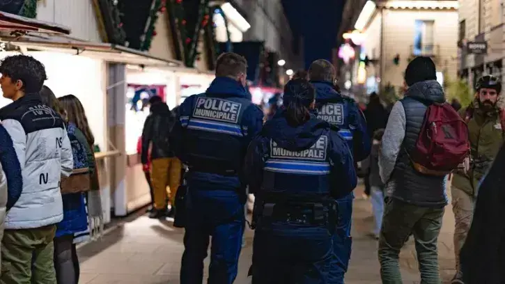 La police municipale est présente en permanence au marche de Noël. © Garance Wester