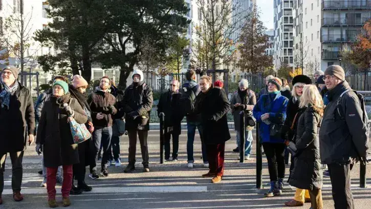 Tout autour, le quartier du Pré-Gauchet a été profondément transformé. L'urbaniste Gérard Pénot lors d'une balade urbaine avec les habitants, samedi 10 décembre. © Jérémy Lusseau pour Nantes Métropole Aménagement