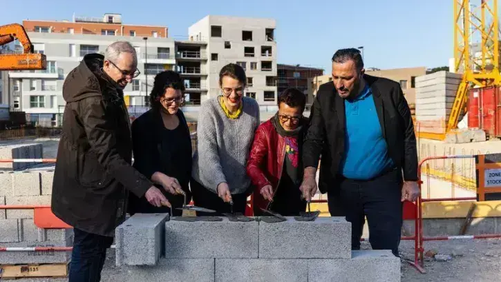 Cérémonie de pose de la première pierre en présence (de droite à gauche sur la photo) d'Ali Rebouh, adjoint aux sports à la Ville de Nantes, d'Abbassia Hakem, élue de quartier Bellevue - Chantenay - Sainte-Anne, de Louise Pahun, vice-présidente du Départe