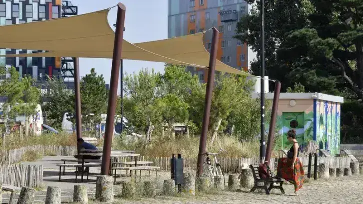 Dans le cadre de la promenade verte qui reliera bientôt l'Erdre à la Loire, 1 000 m² d'espaces végétalisés ont été créés au printemps 2024 sur les quais du canal Saint-Félix. © Rodolphe Delaroque
