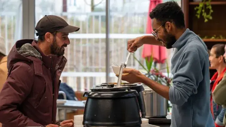 Les dimanches et jours fériés, les personnes précaires et isolées peuvent venir prendre une collation - soupe, laitages, fruits - aux 5Ponts. Le dispositif peut accueillir jusqu'à 120 personnes. © Loïc Gatteau
