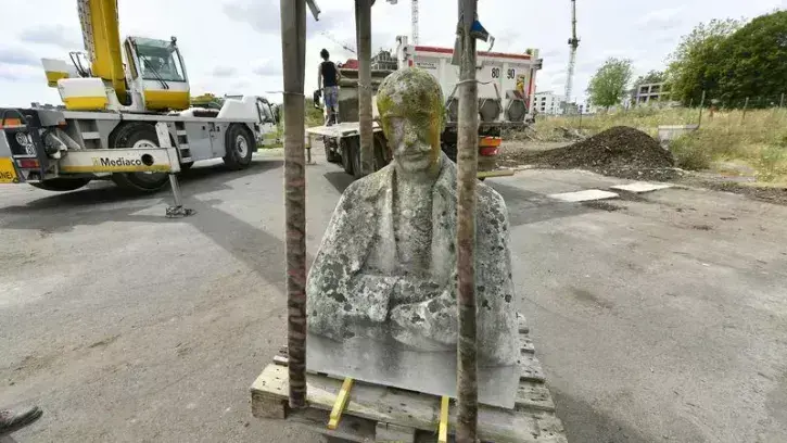 Le Général Buat trône à l'entrée de la caserne Mellinet depuis 1932. Restaurée, sa statue sera réinstallée au mois d'octobre, à la livraison des travaux de la place du 51e Régiment d'artillerie.