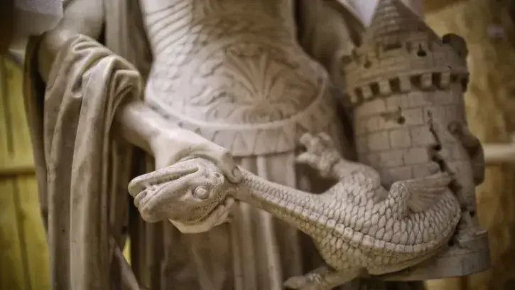 Les 4 statues représentants les vertus cardinales ont été démontées : ici celle évoquant la Force. © Romain Boulanger