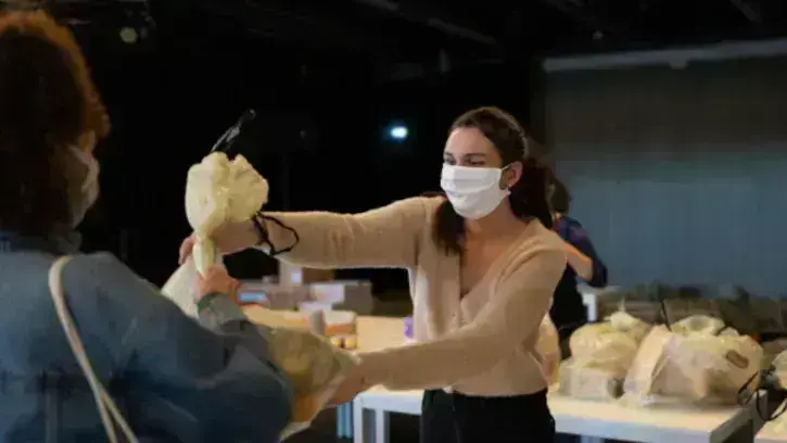L'association distribue chaque lundi 120 paniers de denrées alimentaires et produits d'hygiène (crédit photo : Jean-Félix Fayolle pour Nantes Métropole)