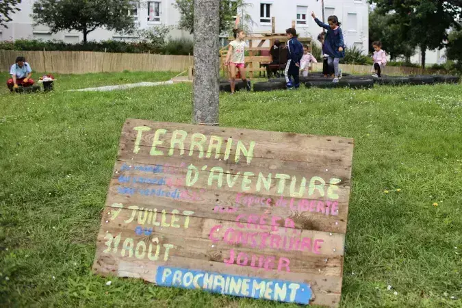Le terrain d'aventures, pour un été ludique et d'expérimentations © Romain Boulanger pour Nantes Métropole.