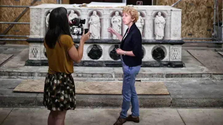 Valérie Godard, conservatrice régionale des monuments historiques à la DRAC, détaille l'opération de démontage du tombeau. © Romain Boulanger