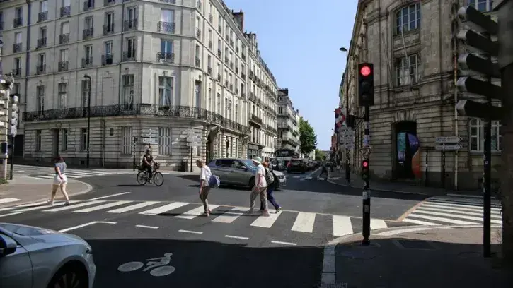 La chaussée de la rue de Strasbourg a été entièrement rénovée sur 6 000 m² pour sécuriser les déplacements des cyclistes et les piétons. © Romain Boulanger