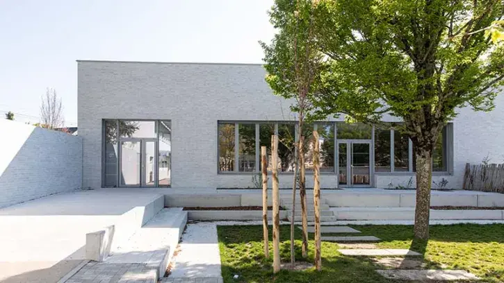 Livrée en 2022, l'extension accueille la restauration scolaire. Le bâtiment est directement relié à l'école maternelle. © Céline Jacq pour Nantes Métropole.