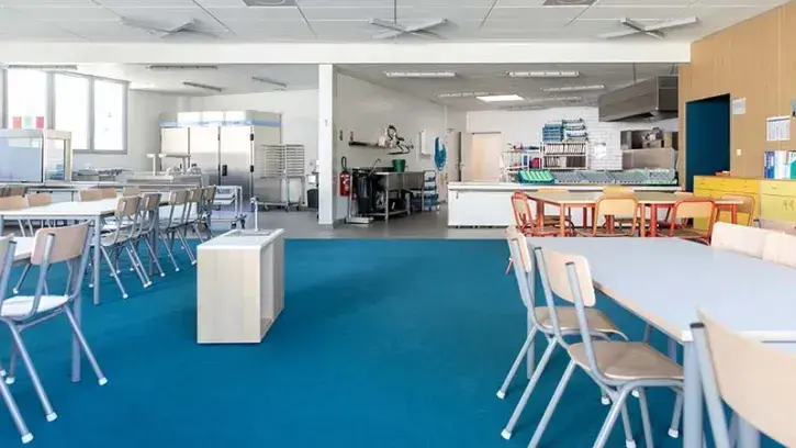 La restauration scolaire est dotée d'un self côté élémentaire. Il permet d'autonomiser les élèves et de rationaliser l'espace.