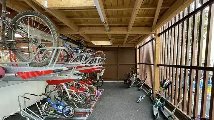 Un abri vélo, couvert et sécurisé, accueille les cycles et les trottinettes des enfants et du personnel.