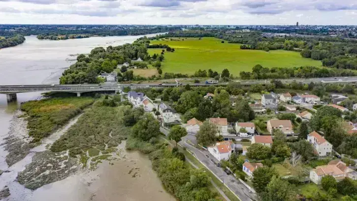 Vue du village de Bellevue vers l'aval. En arrière-plan, la prairie de Mauves. © Pierre-Bernard Fourny