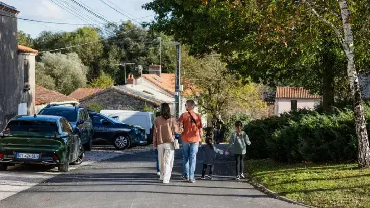 Afin de conserver l'esprit de village du Rolly, le principe de stationnement diffus a été conservé : les véhicules se garent devant les maisons, où un revêtement en pavés à joints drainants a été appliqué pour désimperméabiliser les sols et permettre aux 