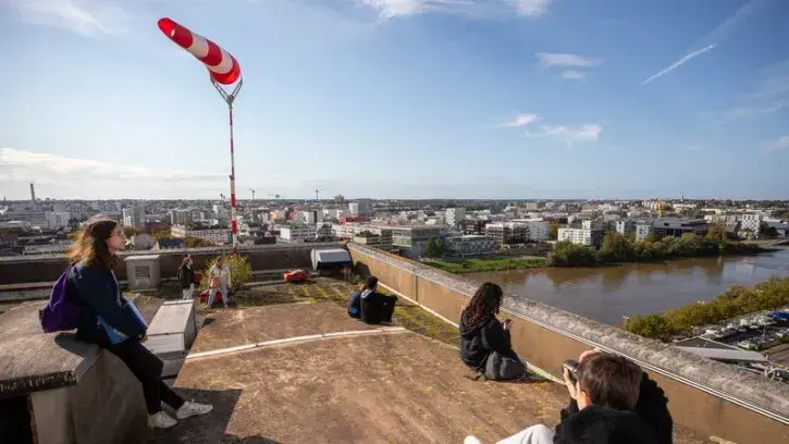 Pour nourrir le projet de reconversion de l'Hôte-Dieu, chacun peut donner son point de vue, son ressenti et ses attentes, lors des rendez-vous proposés jusqu'à la fin décembre. En photo, une visite insolite du site avec des jeunes. © Ludovic Failler