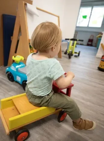 Un enfant sur un tricycle. 