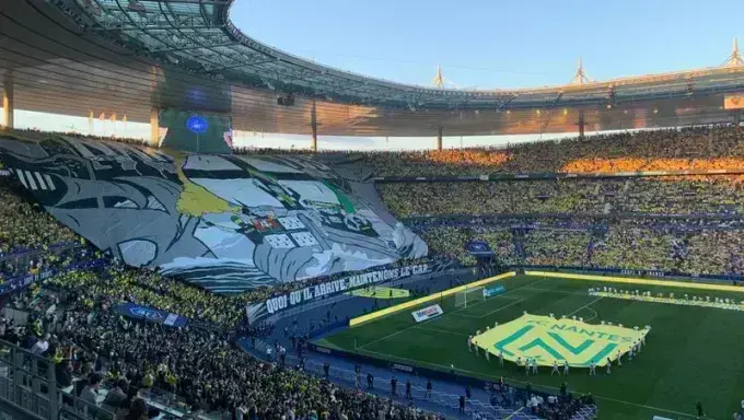 Un tifo géant est déployé au Stade de France. © Pauline Debray